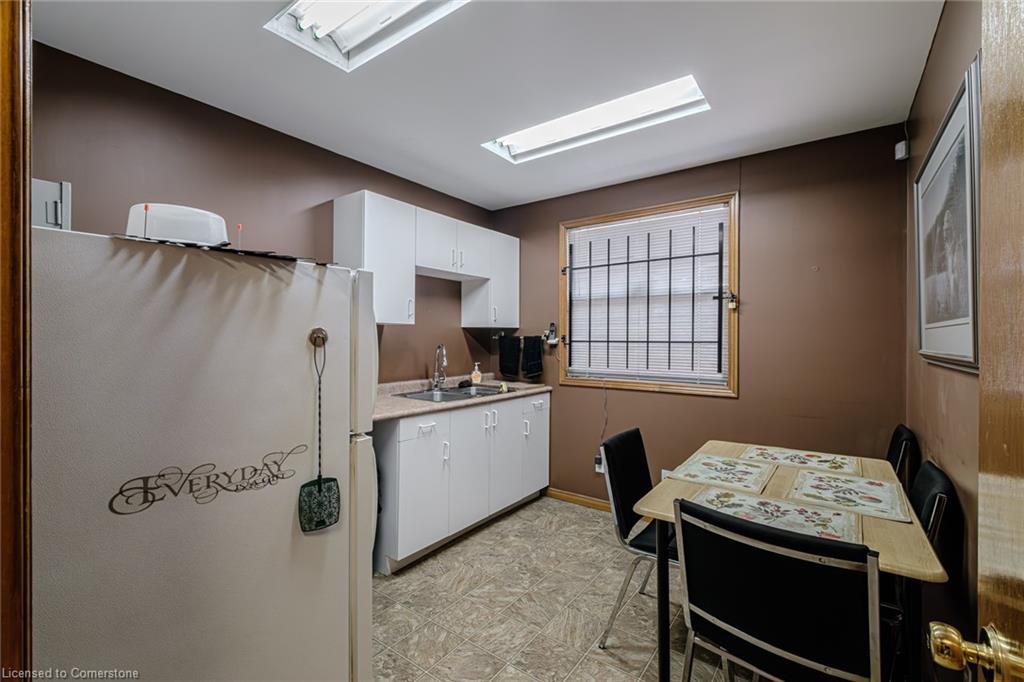 316 Queensway W Property Photo 18