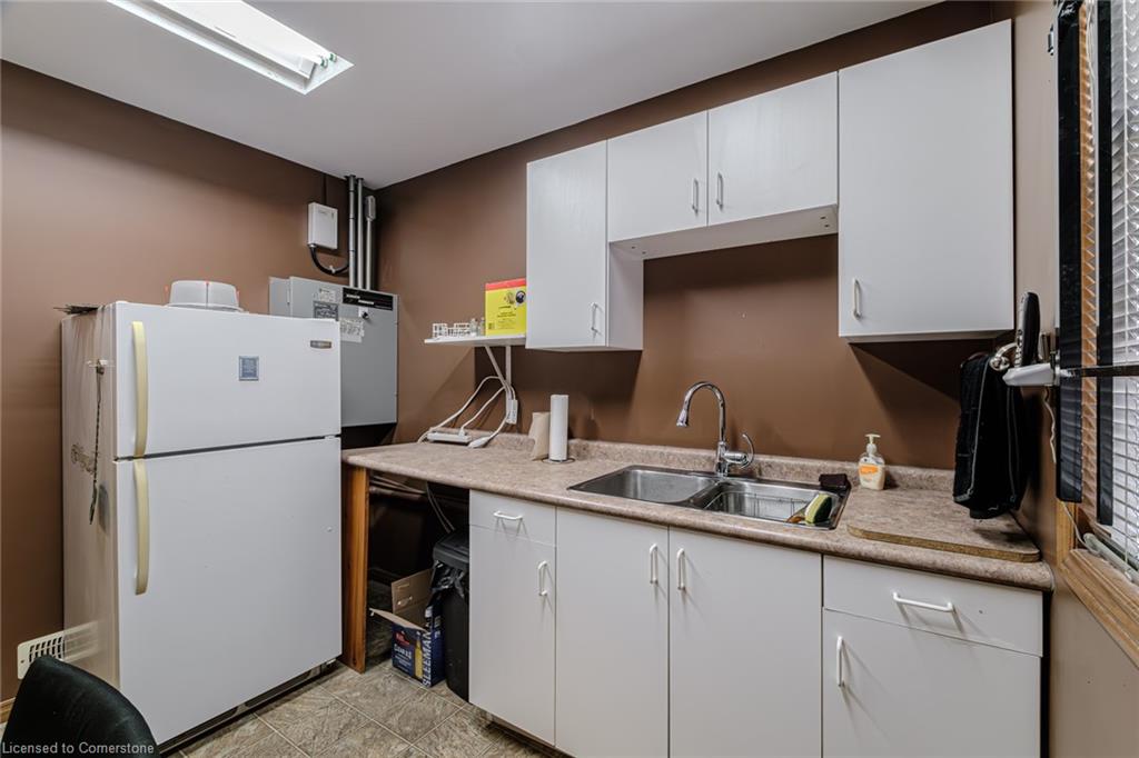 316 Queensway W Property Photo 19