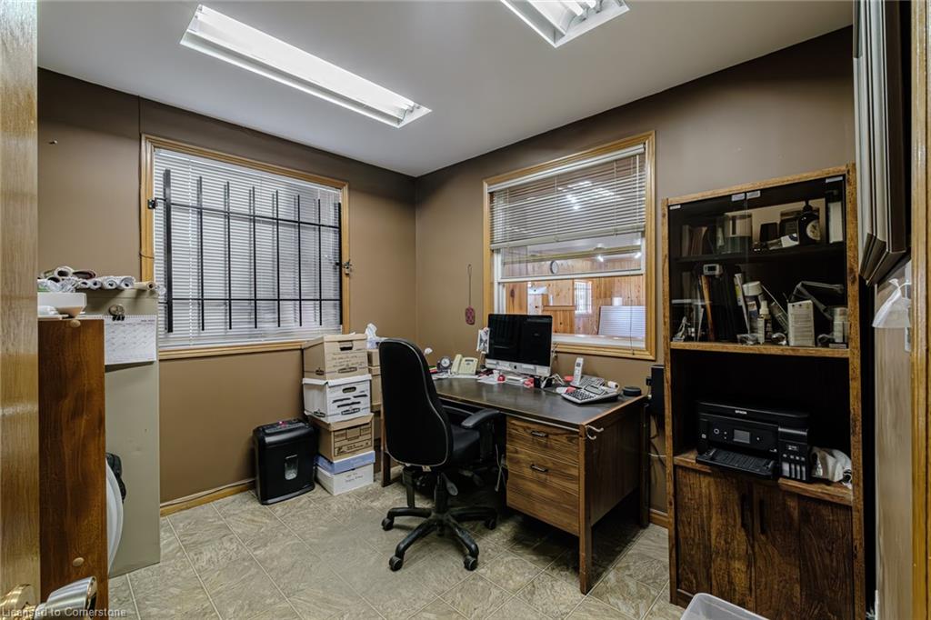 316 Queensway W Property Photo 20
