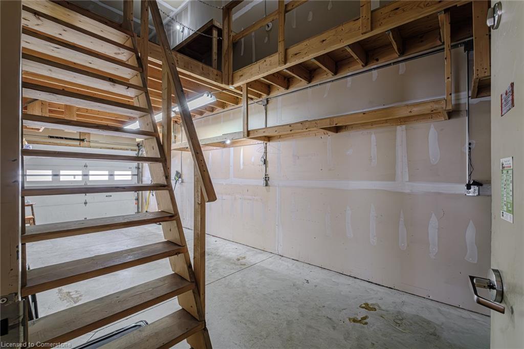316 Queensway W Property Photo 21