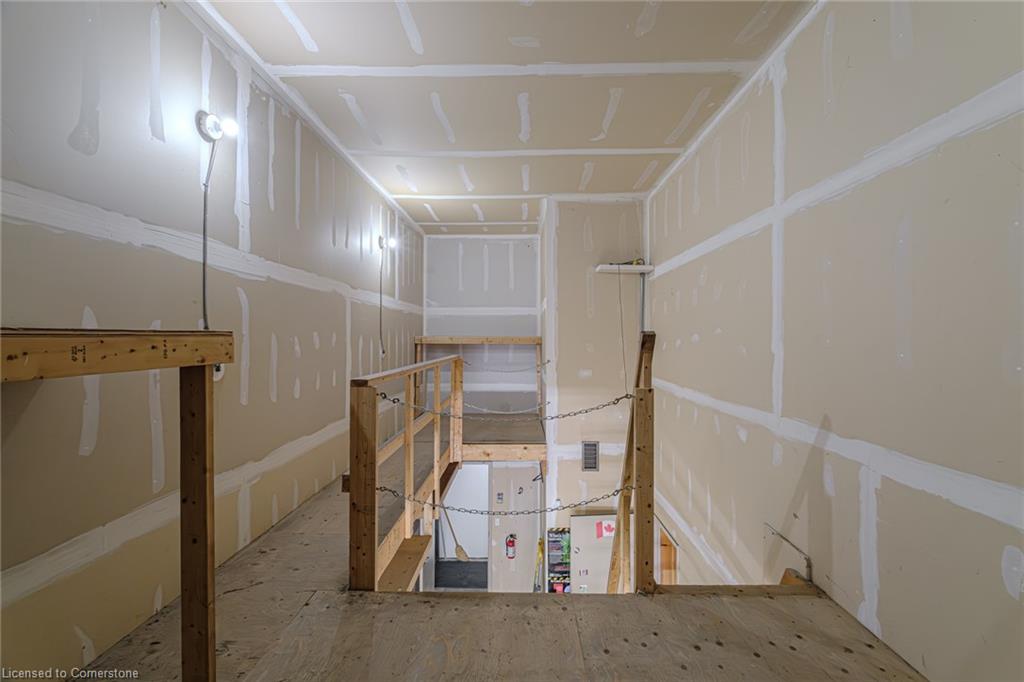316 Queensway W Property Photo 26