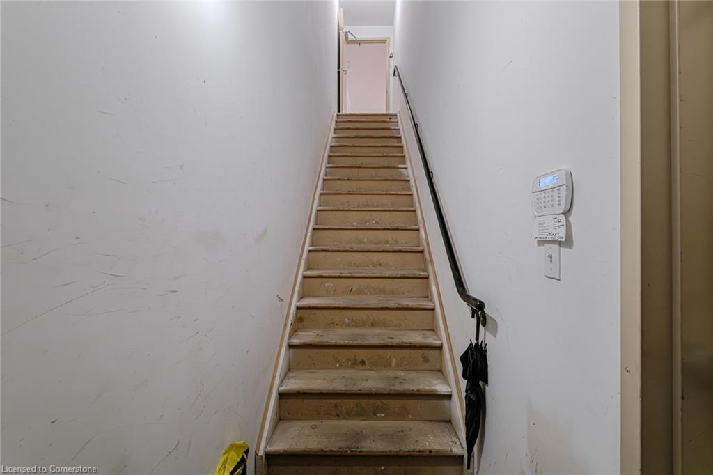 316 Queensway W Property Photo 28