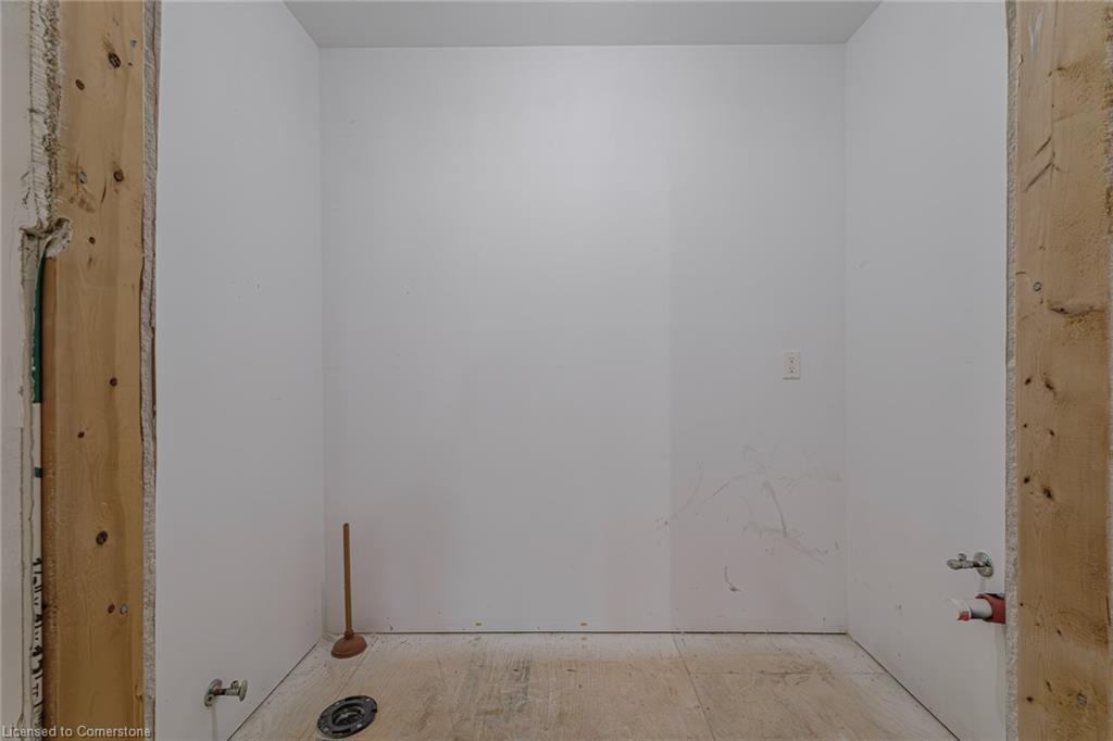 316 Queensway W Property Photo 32