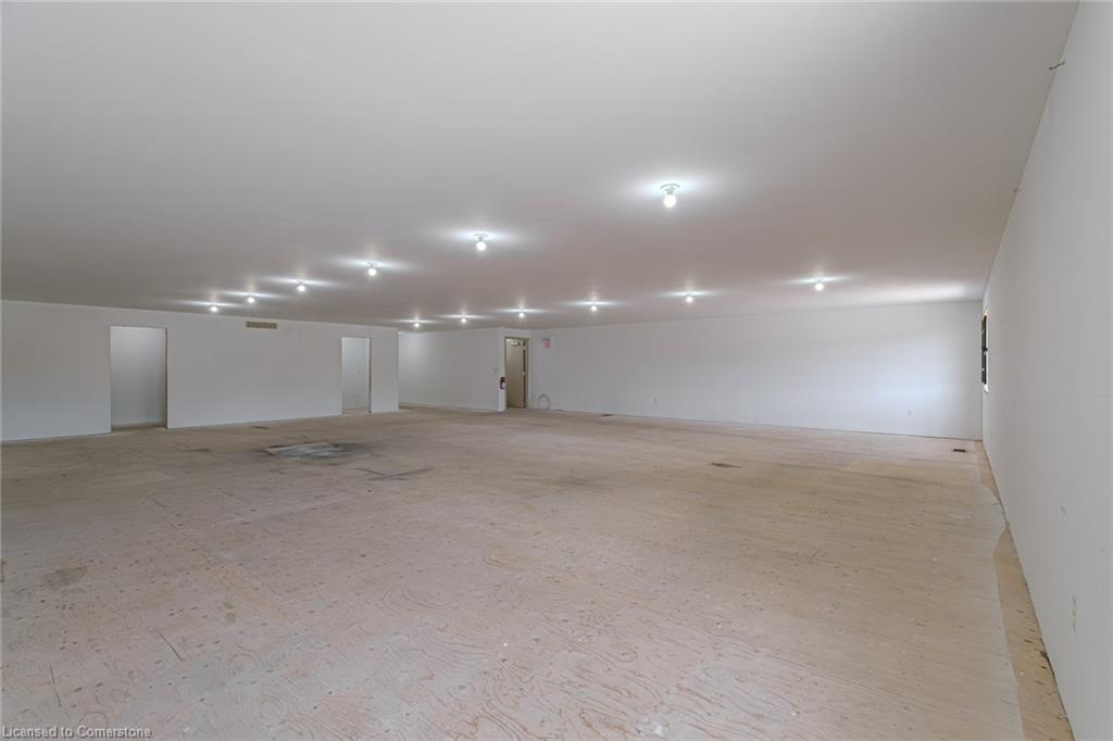 316 Queensway W Property Photo 38