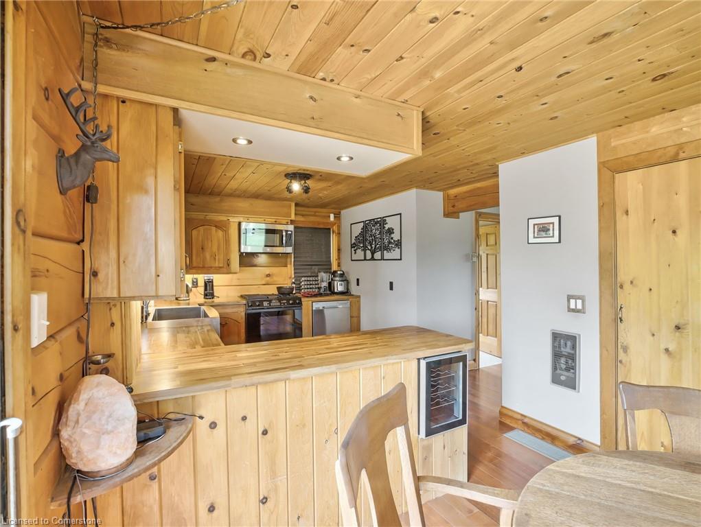 526 2nd Line Property Photo 9