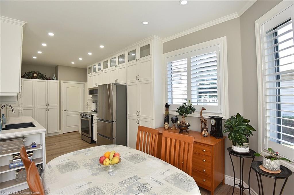 241 Silverbirch Boulevard Property Photo 16