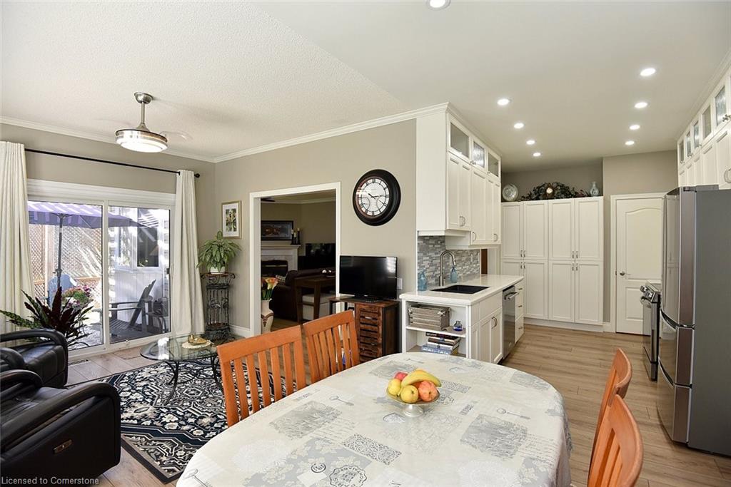 241 Silverbirch Boulevard Property Photo 17