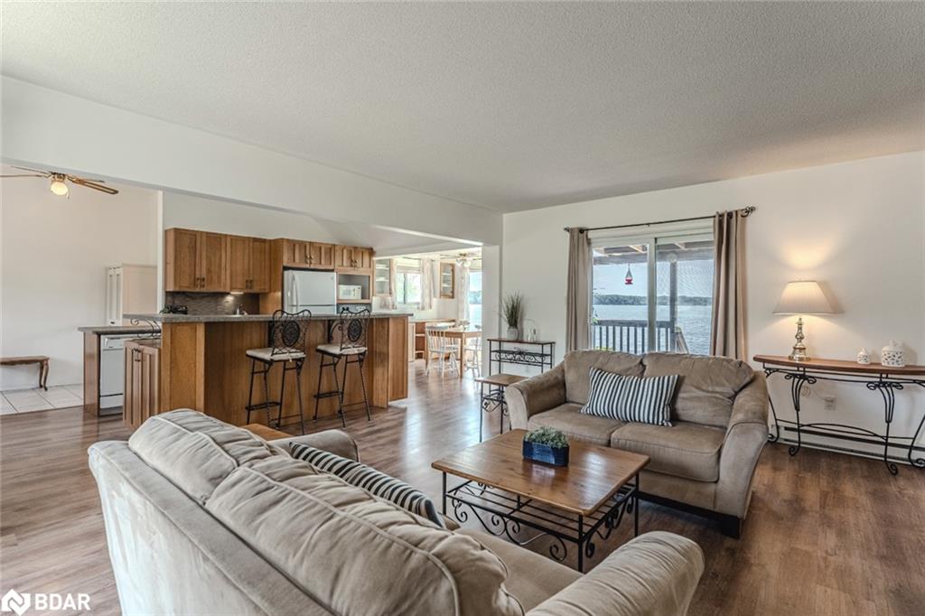 5580 Penetanguishene Road Property Photo 4