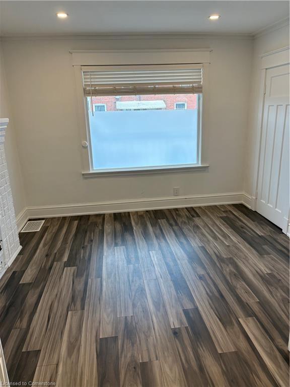 2-1090 Cannon Street E Property Photo 3