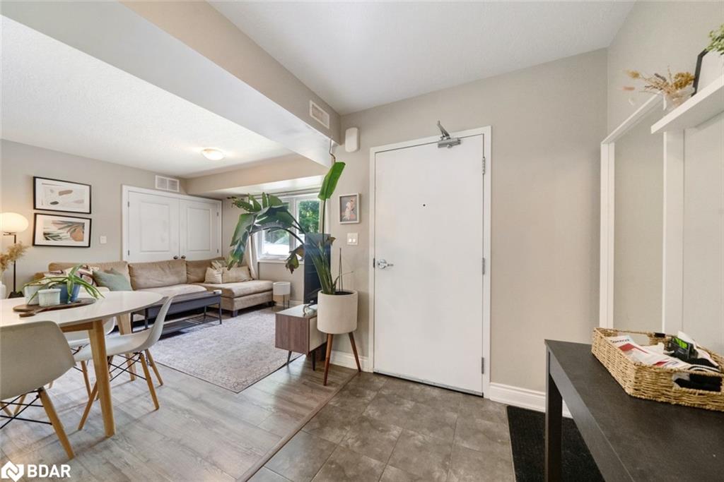 640 Mapleview Drive E Property Photo 3