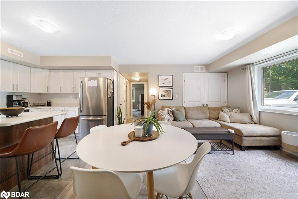 640 Mapleview Drive E Property Photo 4