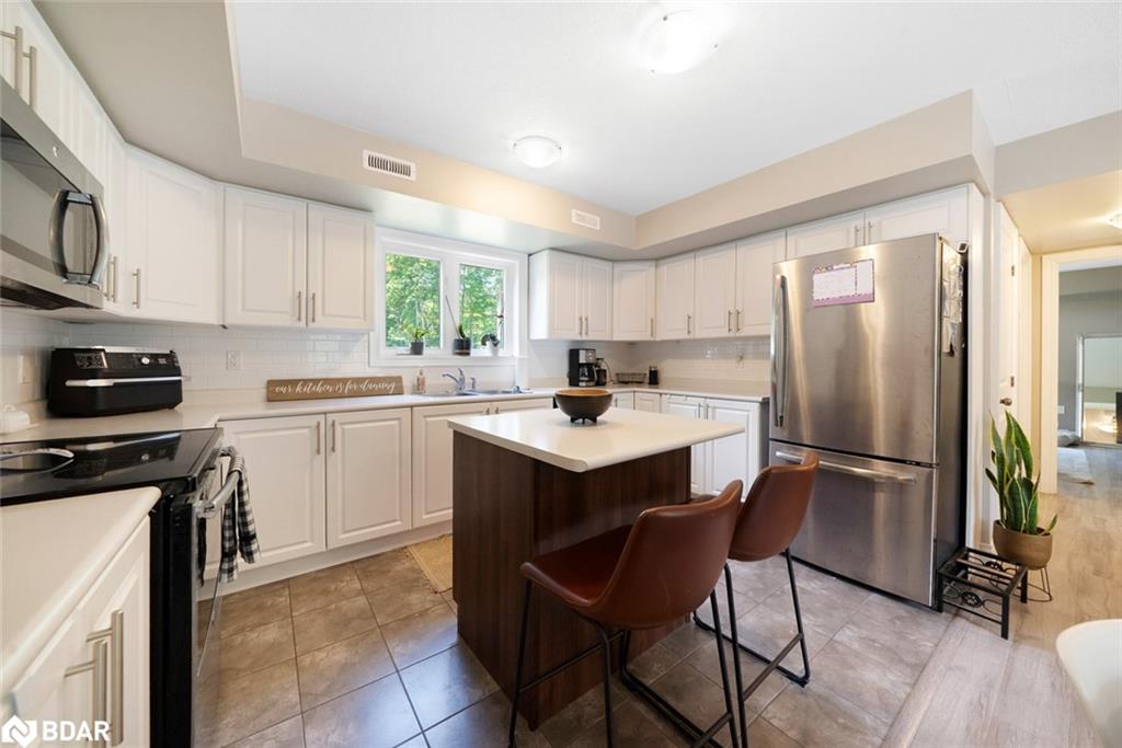 640 Mapleview Drive E Property Photo 5