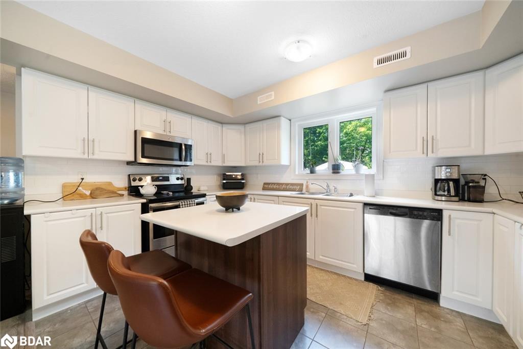 640 Mapleview Drive E Property Photo 6