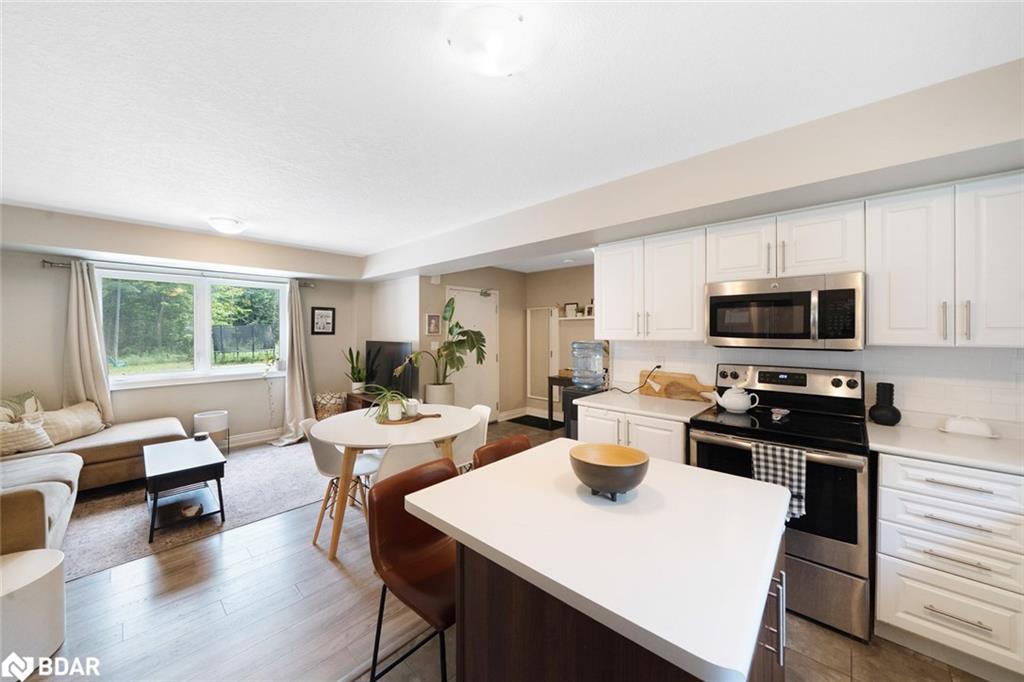 640 Mapleview Drive E Property Photo 7