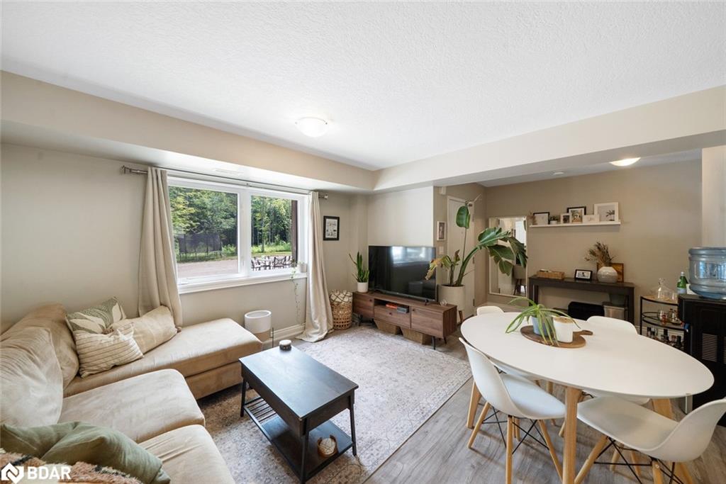 640 Mapleview Drive E Property Photo 8