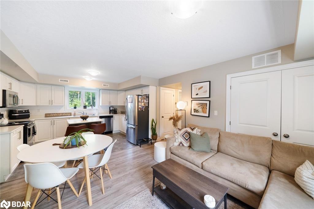 640 Mapleview Drive E Property Photo 9