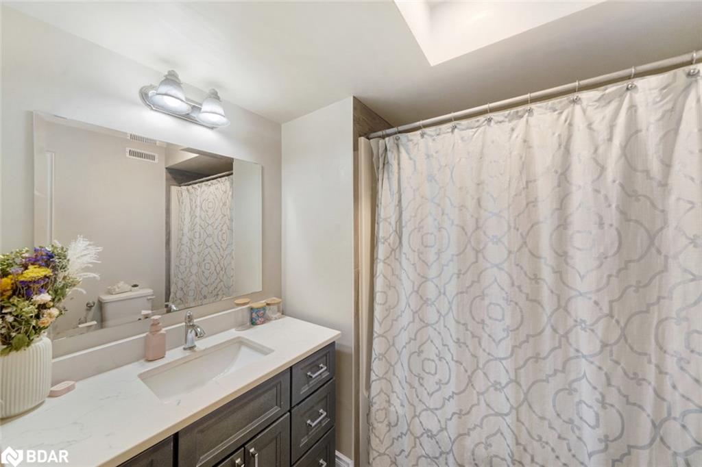 640 Mapleview Drive E Property Photo 15