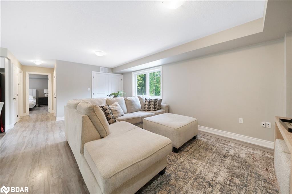 640 Mapleview Drive E Property Photo 16