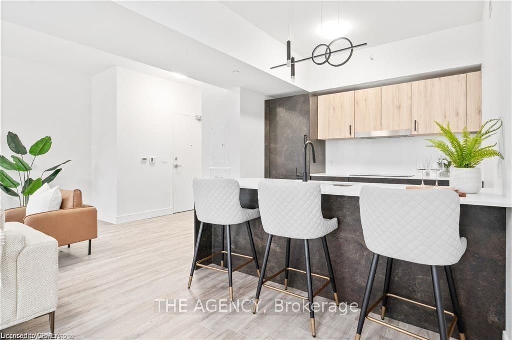 401-2 Dundas Street W Property Photo 4