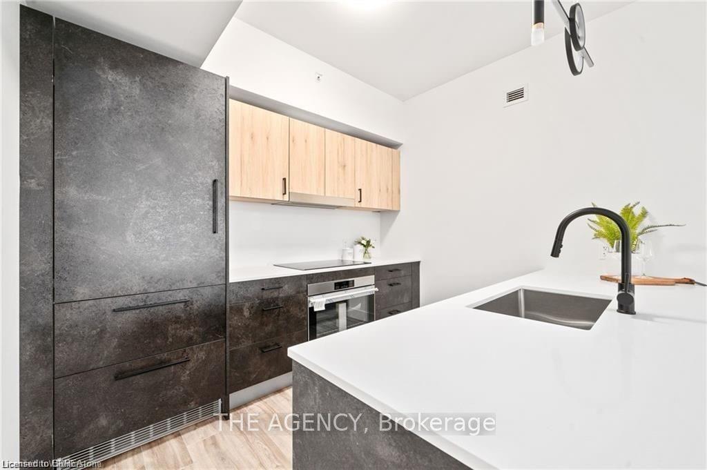 401-2 Dundas Street W Property Photo 5