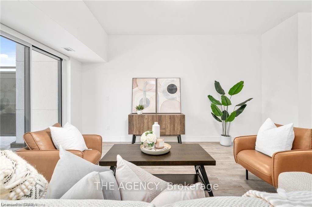 401-2 Dundas Street W Property Photo 6