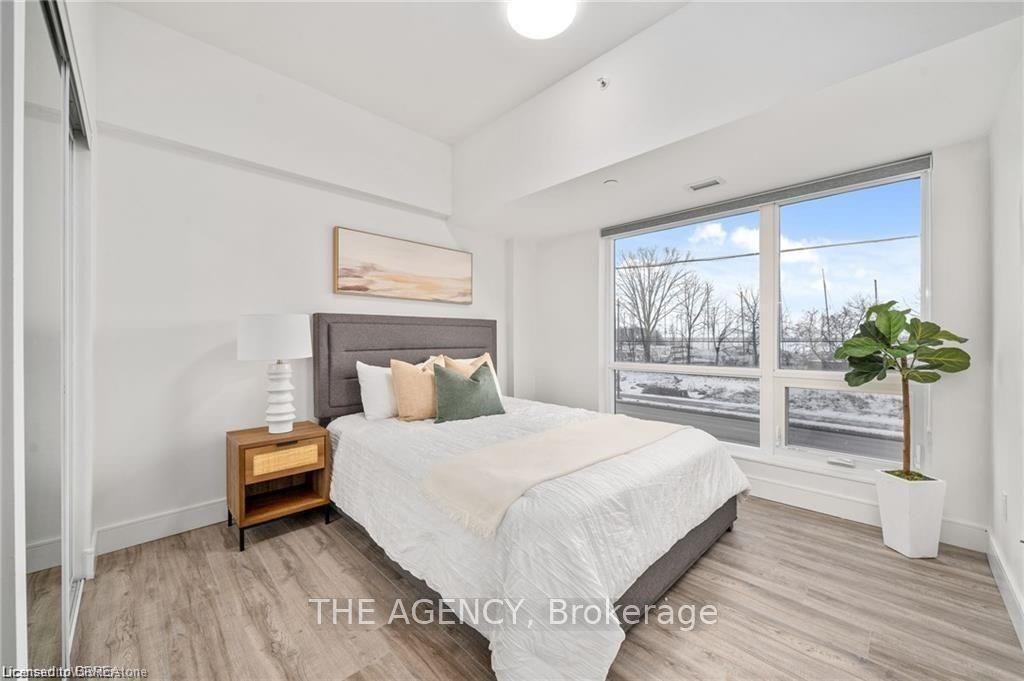 401-2 Dundas Street W Property Photo 8