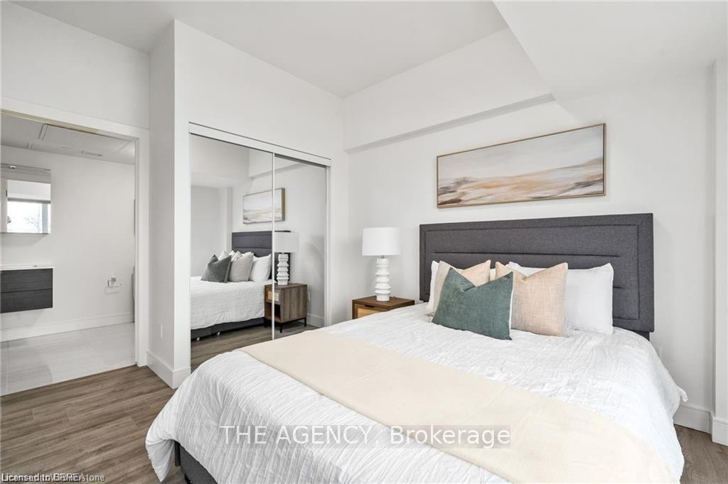 401-2 Dundas Street W Property Photo 9