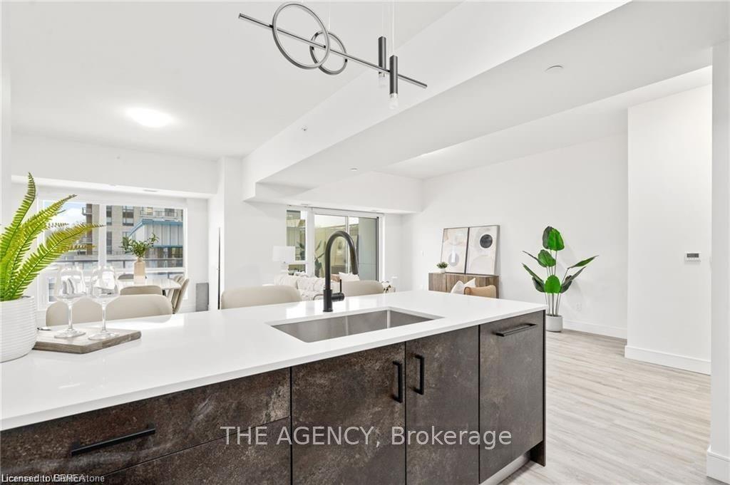 401-2 Dundas Street W Property Photo 12