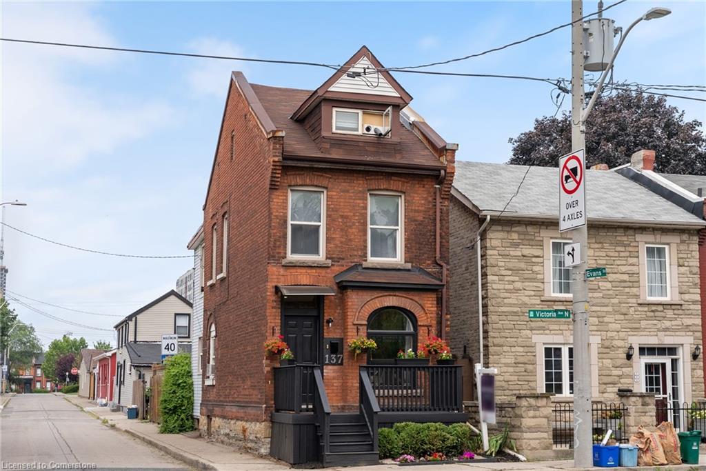 137 Victoria Avenue N Property Photo 1
