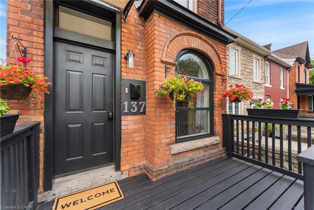 137 Victoria Avenue N Property Photo 2