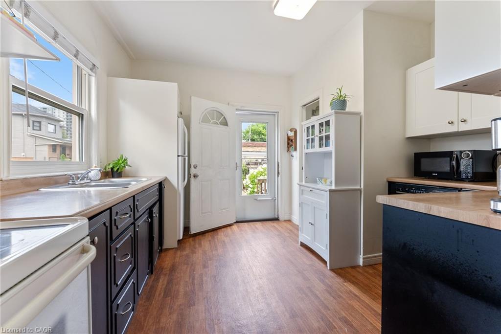 137 Victoria Avenue N Property Photo 3