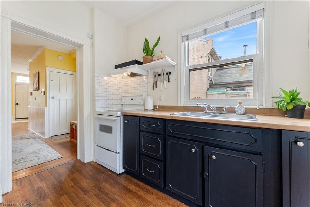 137 Victoria Avenue N Property Photo 4