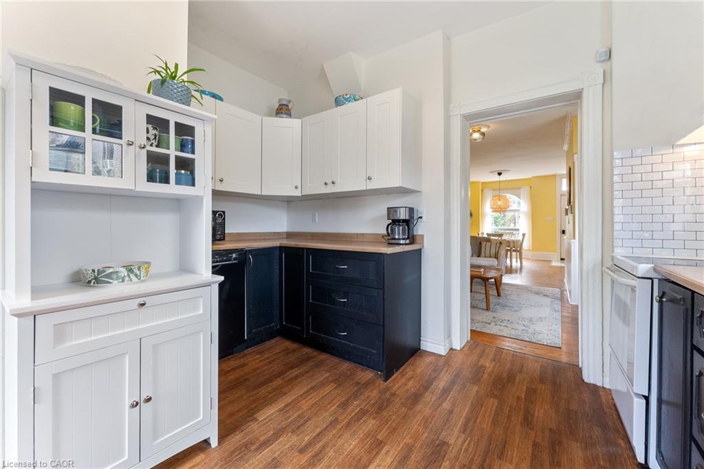 137 Victoria Avenue N Property Photo 5