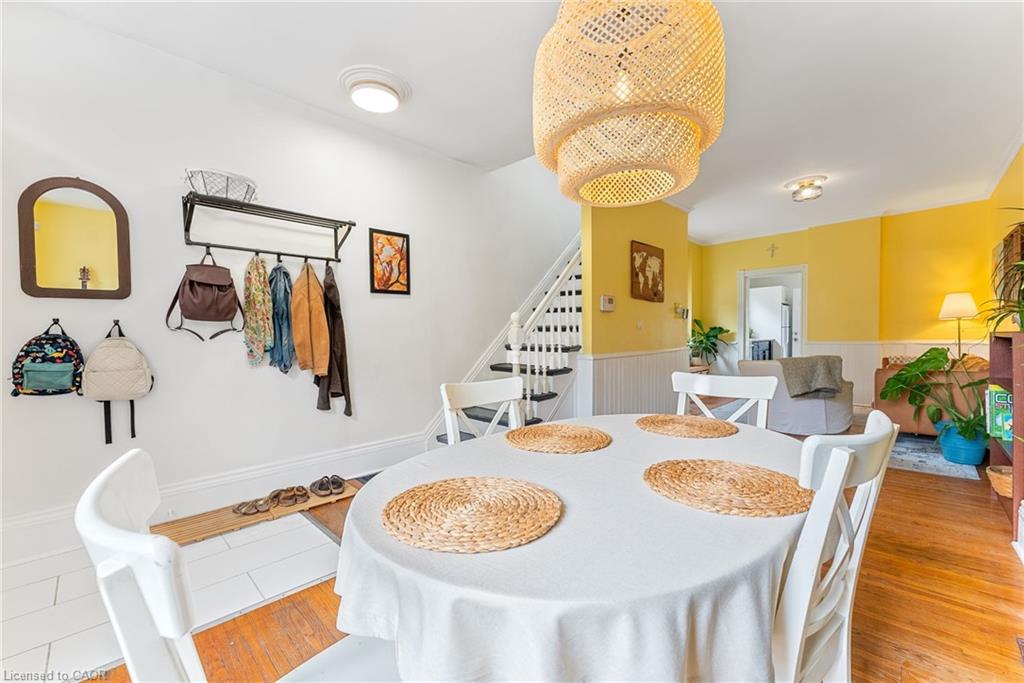 137 Victoria Avenue N Property Photo 8