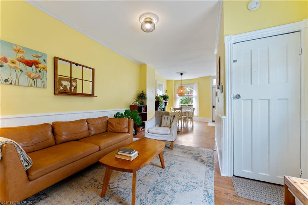 137 Victoria Avenue N Property Photo 9