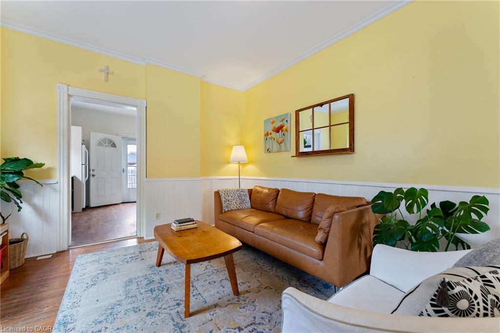 137 Victoria Avenue N Property Photo 10