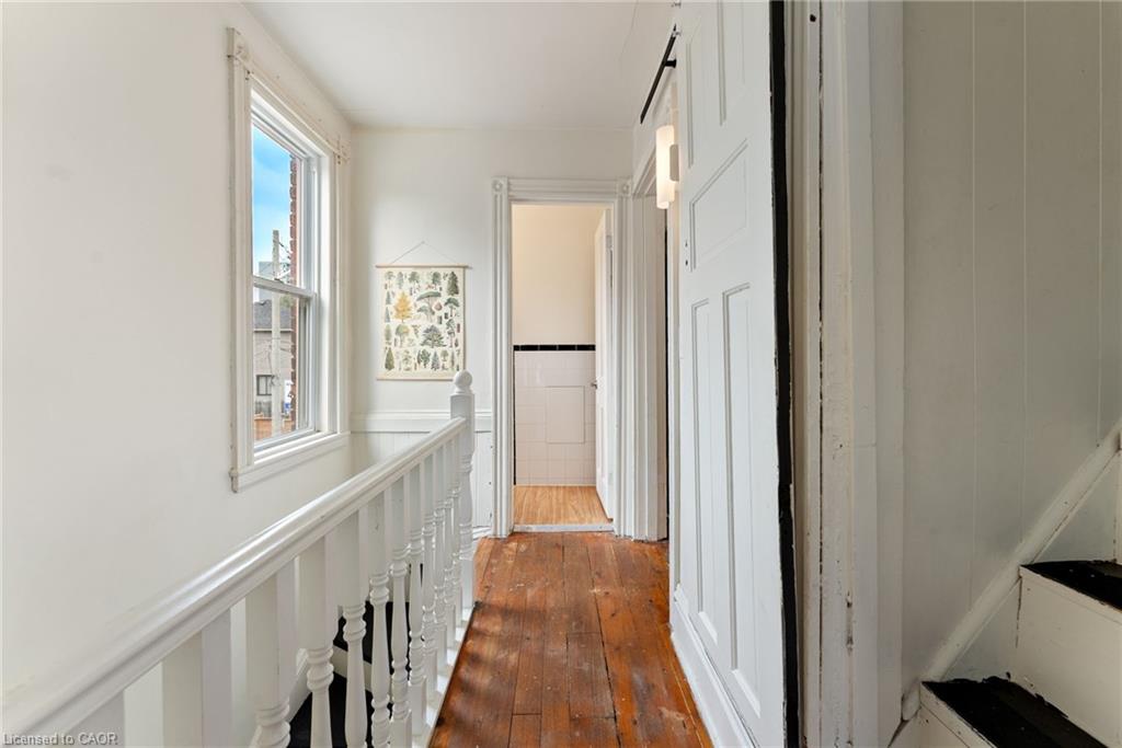 137 Victoria Avenue N Property Photo 11