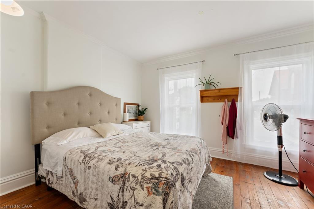 137 Victoria Avenue N Property Photo 12