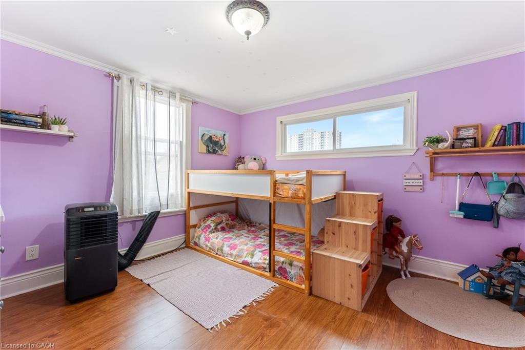 137 Victoria Avenue N Property Photo 16