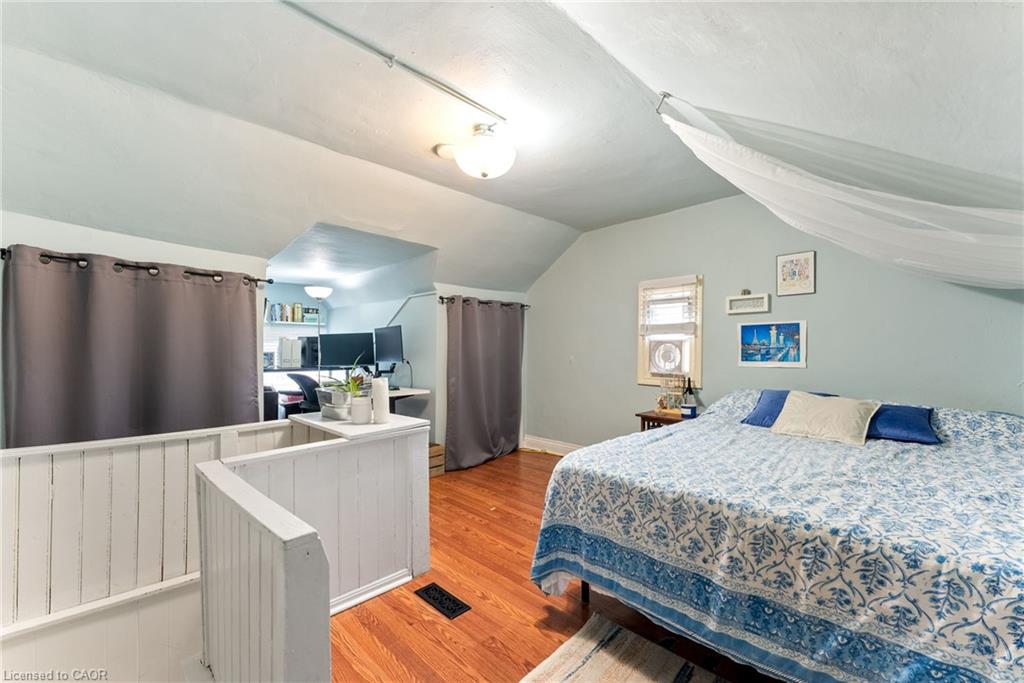 137 Victoria Avenue N Property Photo 19