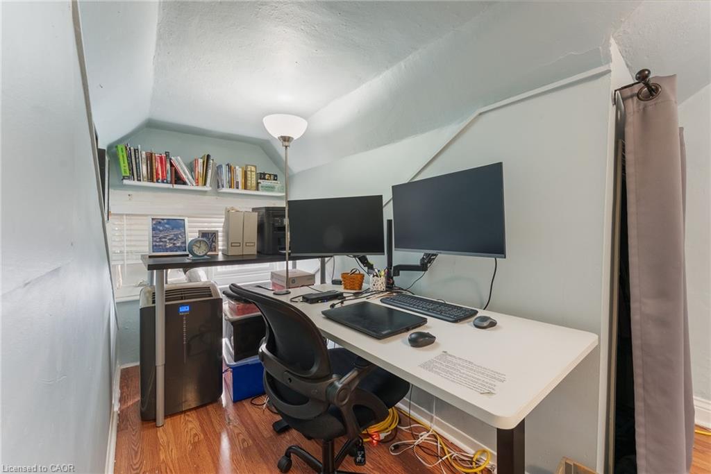 137 Victoria Avenue N Property Photo 20