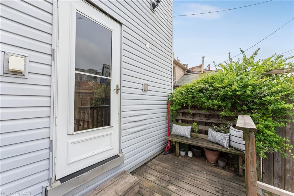 137 Victoria Avenue N Property Photo 21