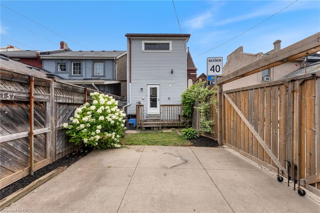 137 Victoria Avenue N Property Photo 22