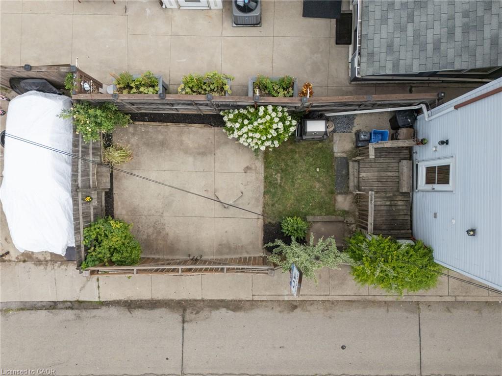 137 Victoria Avenue N Property Photo 25