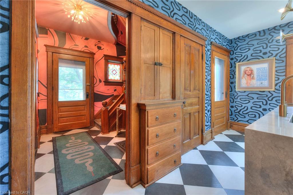 26 Arthur Street N Property Photo 8