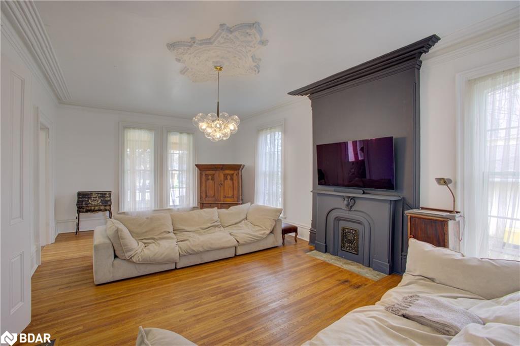 150 Wellington Street E Property Photo 8