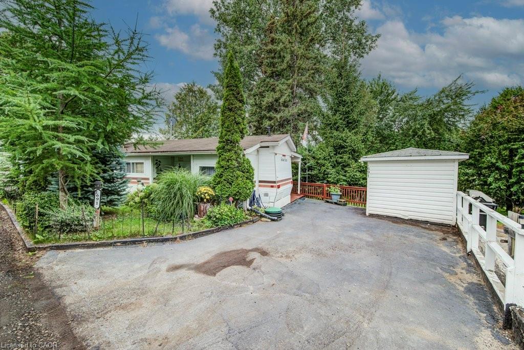 691 Oak Crescent Property Photo 1