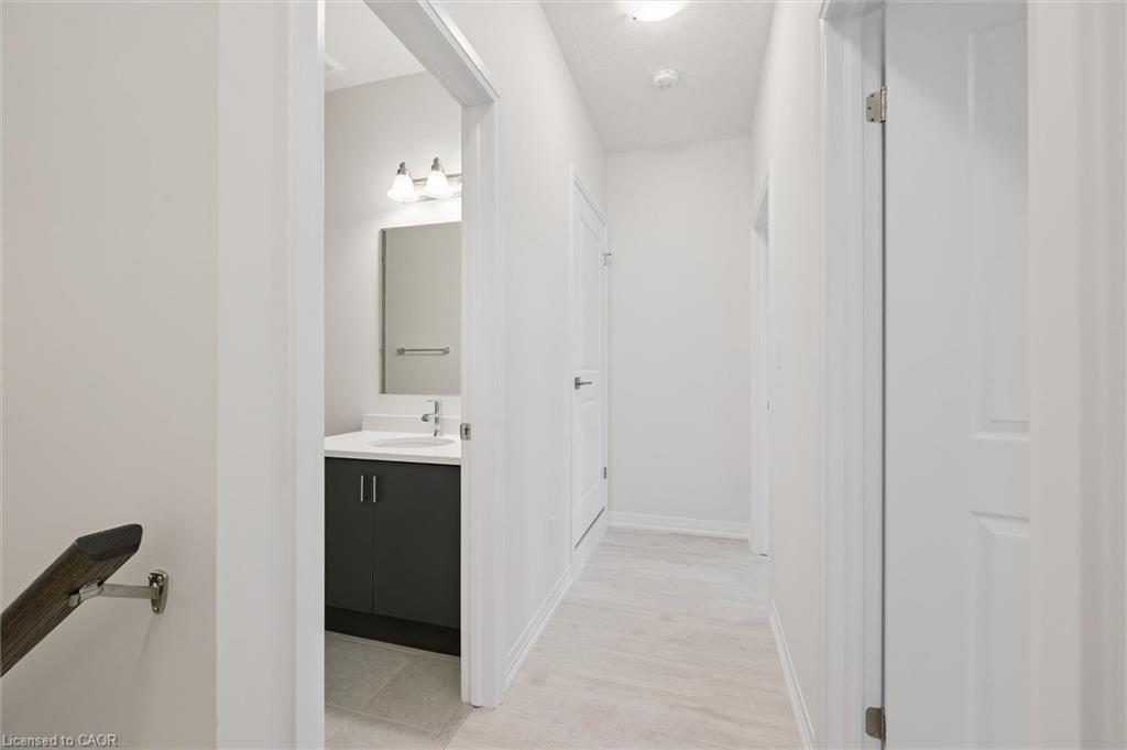 B039-525 Erinbrook Drive Property Photo 30