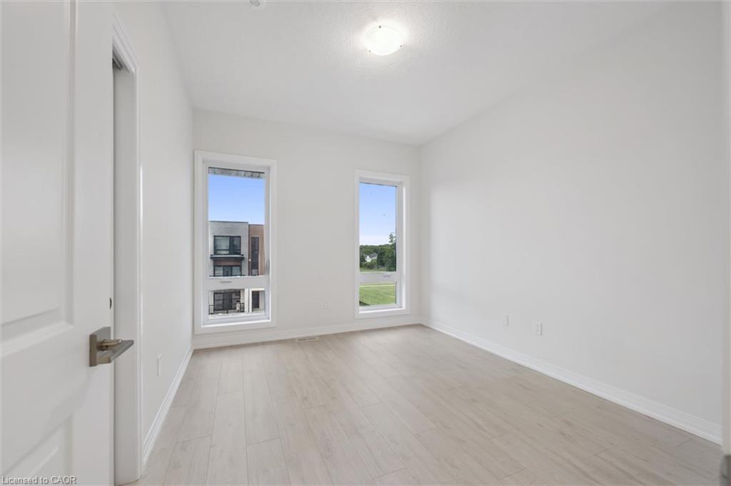 B039-525 Erinbrook Drive Property Photo 31