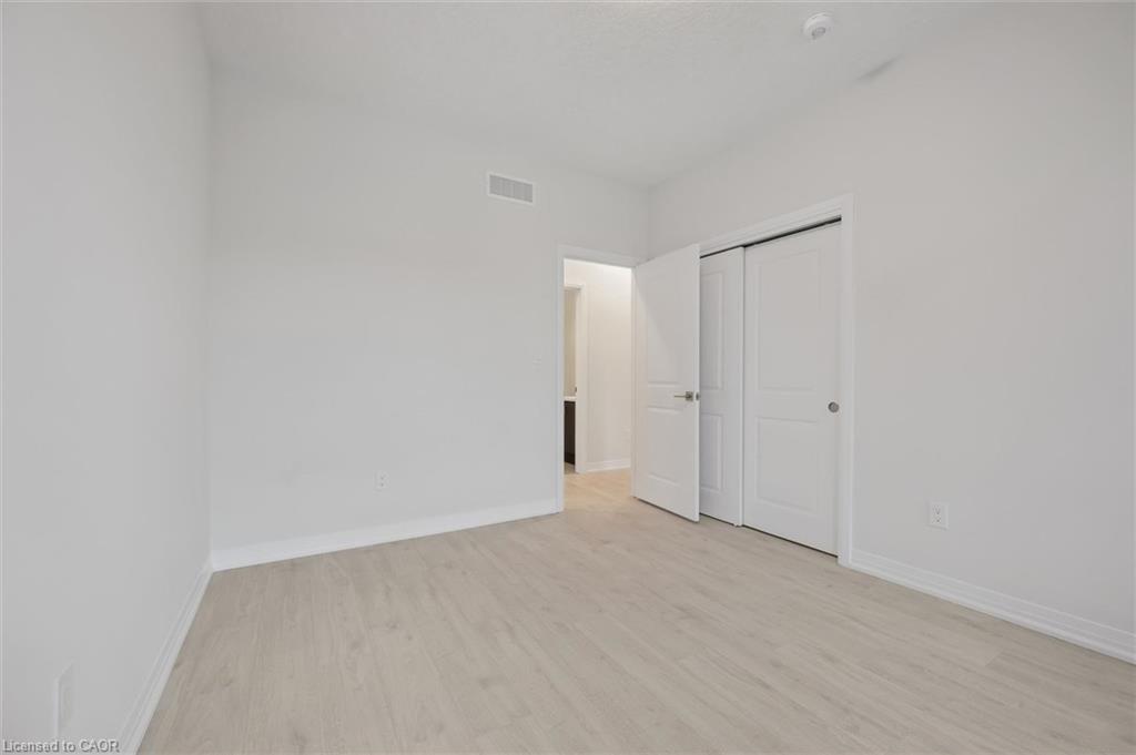 B039-525 Erinbrook Drive Property Photo 34